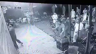 تنویر پان شاپ پر ہونے والے قتل کی ویڈیو جاری کردی گئی - CCTV FOOTAGE of Fight at Tanveer pan shop FAISALABAD