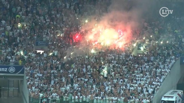 Torcida do Palmeiras acende sinalizadores e interrompe jogo no Allianz