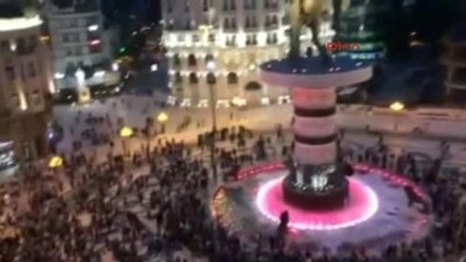 Protestocular Üsküp'teki Kültür Bakanlığı'na Yumurta ve Boya Fırlattı