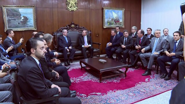 Cunha entrega processo de impeachment no Senado