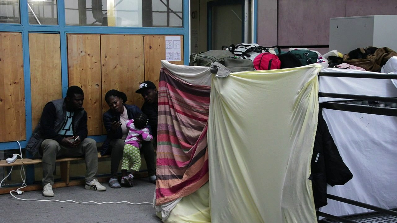 Kaum flüchtlinge - leere sporthallen in oberbayern