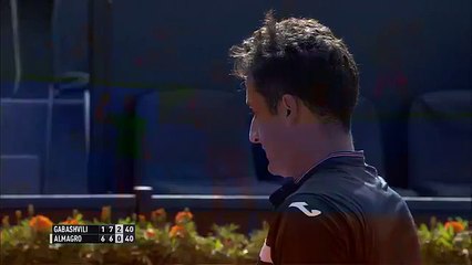 Un ramasseur de balles finit dans la bâche