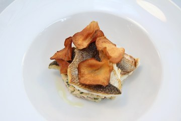 Pavé de bar rôti, célerisotto à la Coppa corse et chips de topinambour