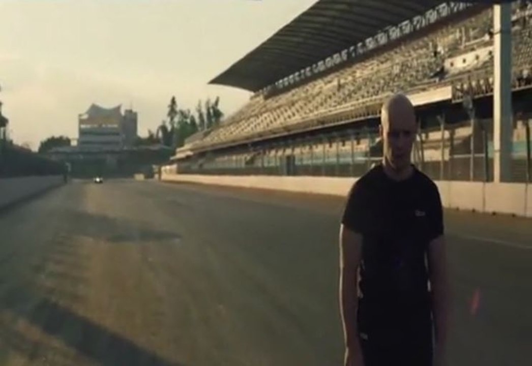 Le salto arrière au-dessus d'une formule E lancée à 100 km/h