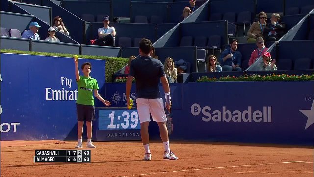 Tennis : Faceplant pour un ramasseur de balles à Barcelone