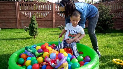 Ищем игрушки в бассейне с шариками _ Swimming Pool Ball Pit