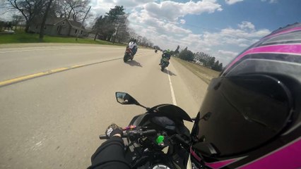 Motard VS chien qui traverse (vue second angle)