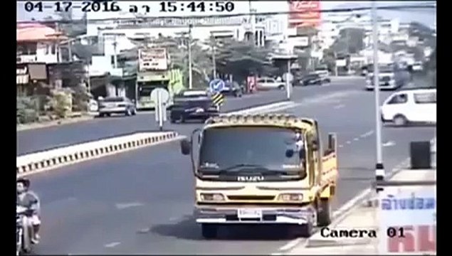 Enorme accident : une voiture imprudente percutée par un camion citerne