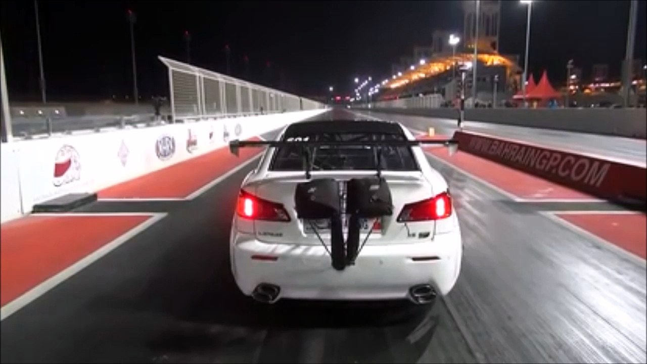 Une voiture Dragster Lexus s'envole au démarrage