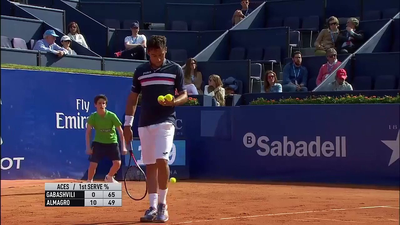 La chute hilarante d'un jeune ramasseur de balles à l'ATP Barcelone