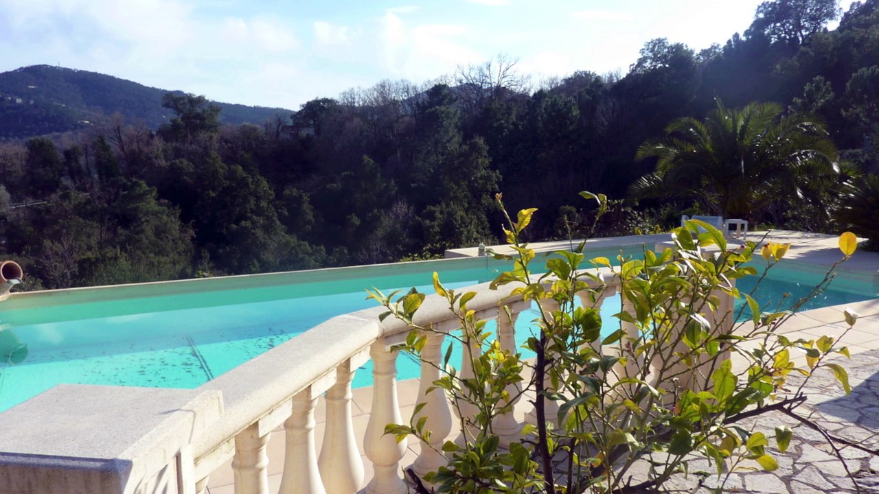 A VENDRE VILLA provençale Les Adrets-De-L'Estérel - 230 m²  sur terrain paysager de 2488 m² avec piscine