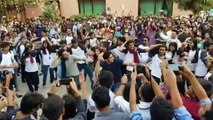 Pakistani Mahira Khan Dancing in College along Students & Fans Lahore 2016