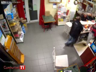 Bebeğini bıraktı soyguncuya çantayla karşı koydu