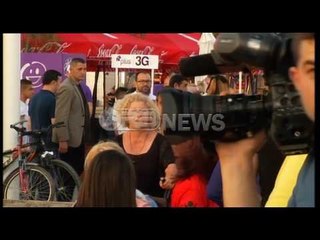 Ora News – Veliaj dhe kryeqytetasit presin “Euro 2016” në “Tirana Fan Zone”