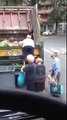 Alcuni anziani a Taranto frugano nel camion dell'immondizia