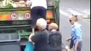 Alcuni anziani a Taranto frugano nel camion dell'immondizia