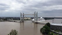 Le 7 Seas passe sous le pont Chaban Delmas à Bordeaux le 4 juin 2016