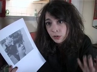 Adrienne Pauly en 5 indices