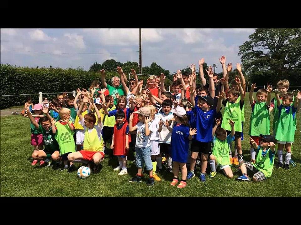 L'école de Foot fait une Hola pour les Bleus