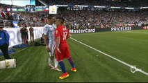 Gary Medel y Ángel Di María casi se van a las manos durante el Argentina vs Chile