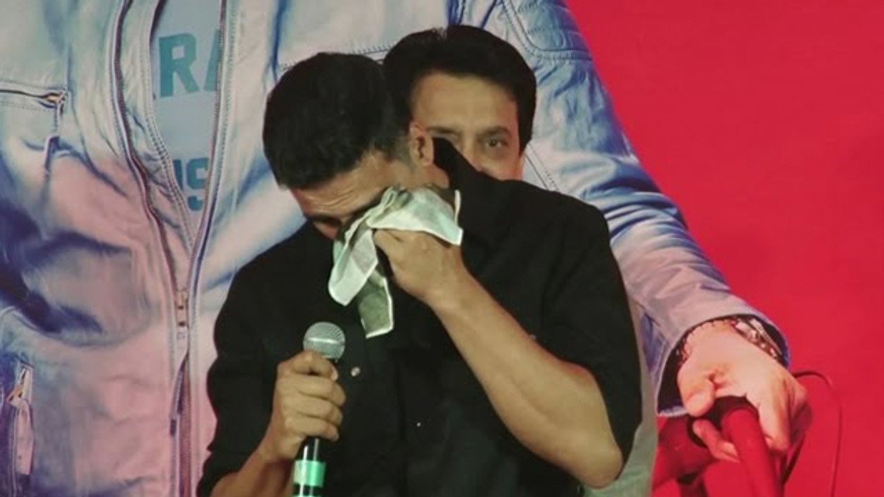Akshay Kumar CRIES On Reporter's SHOCKING INSULT