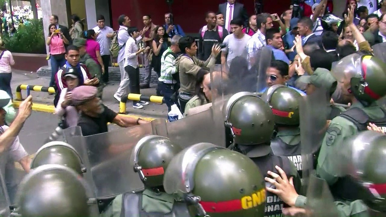 Bloquean ingreso de opositores a sede electoral en Venezuela