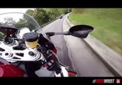 Deux motards font une course folle sur une route montagneuse