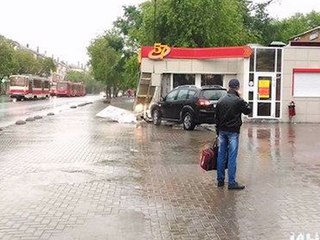 Дамочка на "Пежо" разнесла гриль-бар и занялась сексом на помойке. Real video