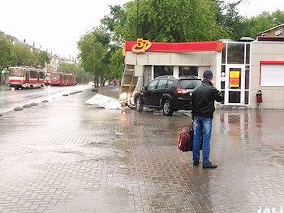 Дамочка на "Пежо" разнесла гриль-бар и занялась сексом на помойке. Real video