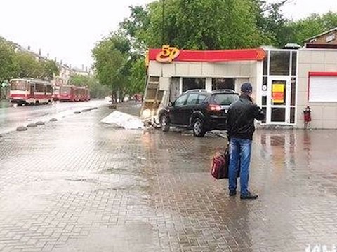 Дамочка на Пежо разнесла гриль-бар и занялась сексом на помойке. Real video