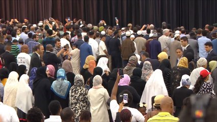 إقامة صلاة الجنازة على بطل الملاكمة محمد علي