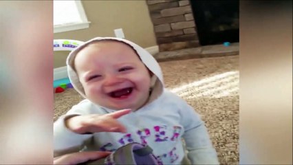 Un bébé mort de rire à cause de chaussures qui puent