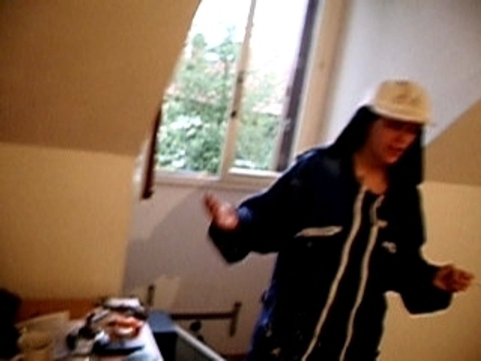 PARIS HILTON REND HOMMAGE A EDITH PIAF