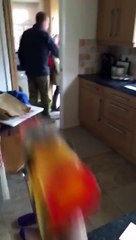 Il tire tous les jours sur son père avec un pistolet nerf