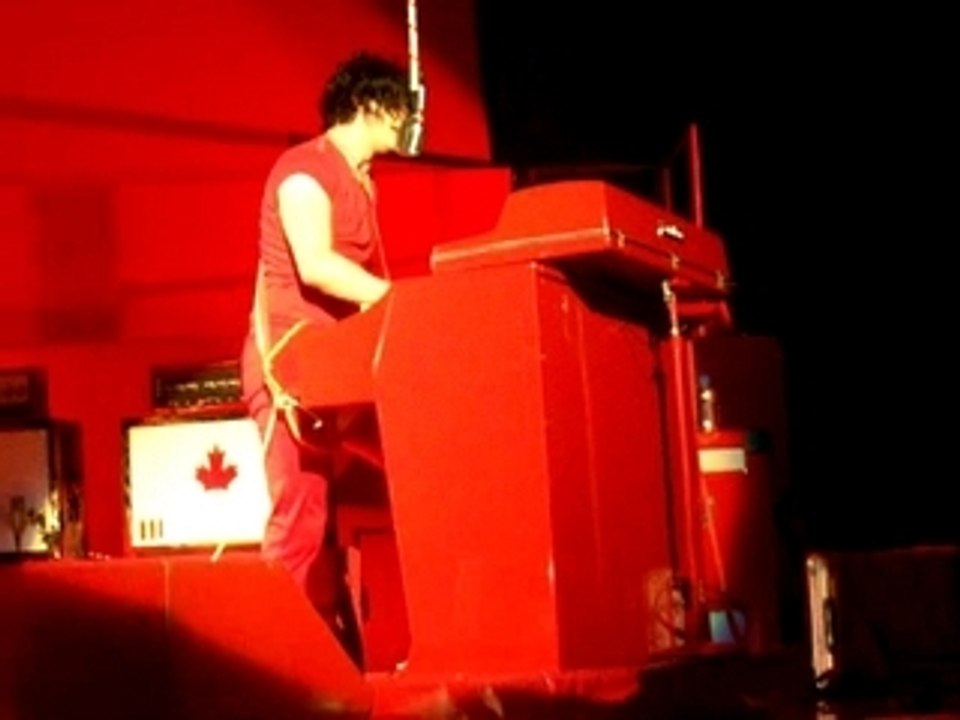 The White Stripes - I'm Slowly Turning Into You live @ JLC