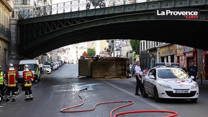 Marseille : un poids lourd se couche sous le pont de Lieutaud