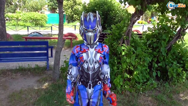 Трансформер Оптимус Прайм. Игорек и Богдан на Детской Площадке. Transformer Optimus Prime vs Scream