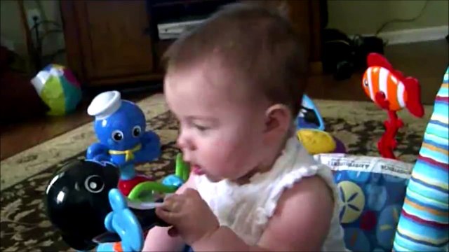 Ce bébé se met ko tout seul est fini mort de rire