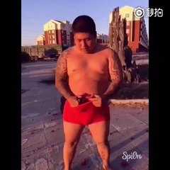 Ce taré se fait péter un pétard dans le slip