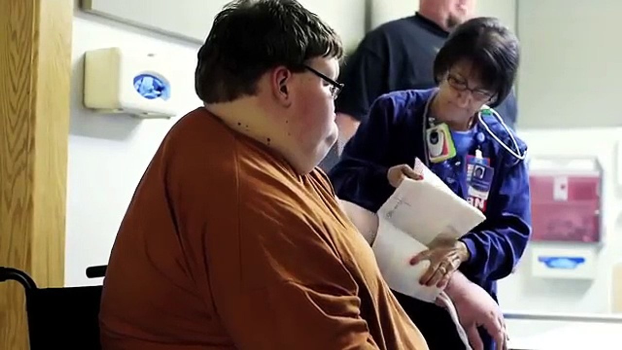 Ces parents ne savaient plus quoi faire face à l'impressionnante prise de poids de leur fils. À 15 ans, il pesait déjà 320kg...il fallait agir vite !à