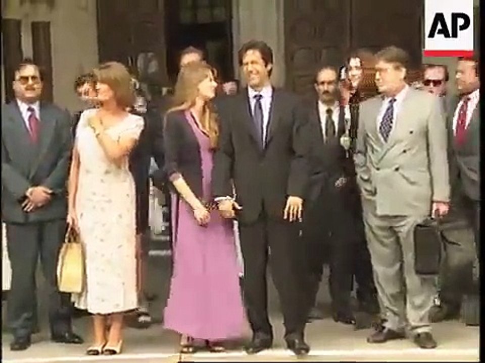 What Imran Khan Did When Reporter Says To Jemima "Kiss Him"
