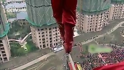Amazing walking stunt on  buildings without see: