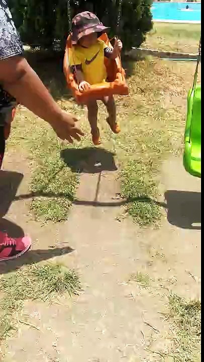 Bebe en el columpio