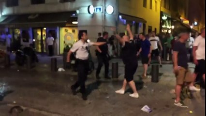 Download Video: Des supporters Anglais ravagent le centre ville de Marseille - Euro 2016