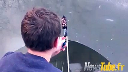 Bouteille de canon sous l'eau dans un étang gelé
