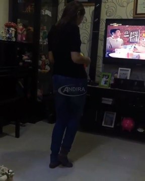 Video Lucu Ayu Ting Ting Maen Gitar Bilqis Khumairah Razak Buat Latihan Koreo