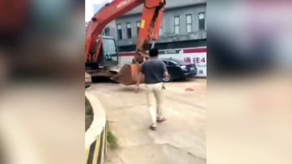 Il aligne des voitures mal stationnées avec sa pelleteuse !