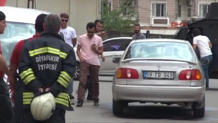 Boşanmak Üzere Olduğu Karısıyla Velayette Anlaşamayınca Üzerine Benzin Döküp Kendini Araca Kilitledi