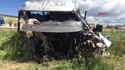 Öğrenci Servisi Tır'la Çarpıştı 3 Ölü, 7 Yaralı