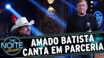 Amado Batista canta com parceiro no palco